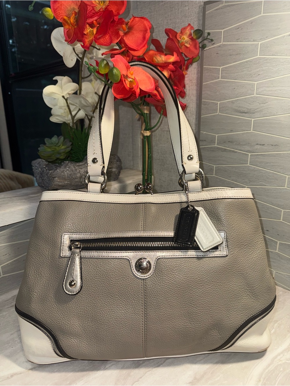 Coach KISS LOCK Taupe Pebbled Leather Shoulder Bag in EUC with 2 Hang Tags